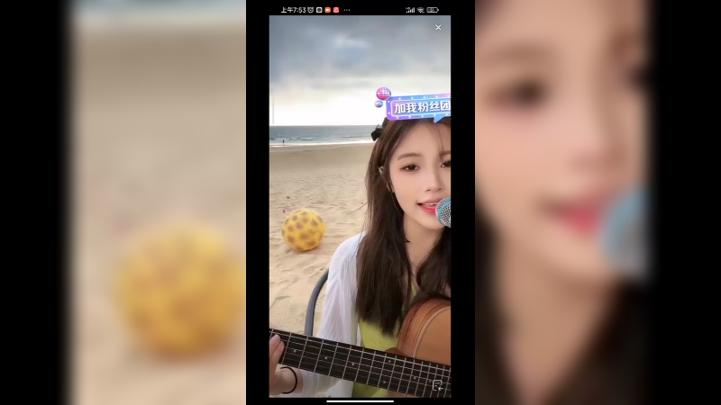 美女在海边弹吉他唱歌很好听啊