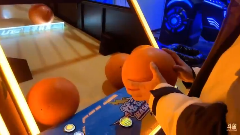 博哥和两个大学舍友在电玩城投篮真有意思啊