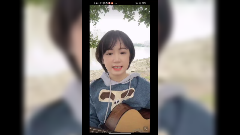 美女小姐姐在户外唱歌很好听啊