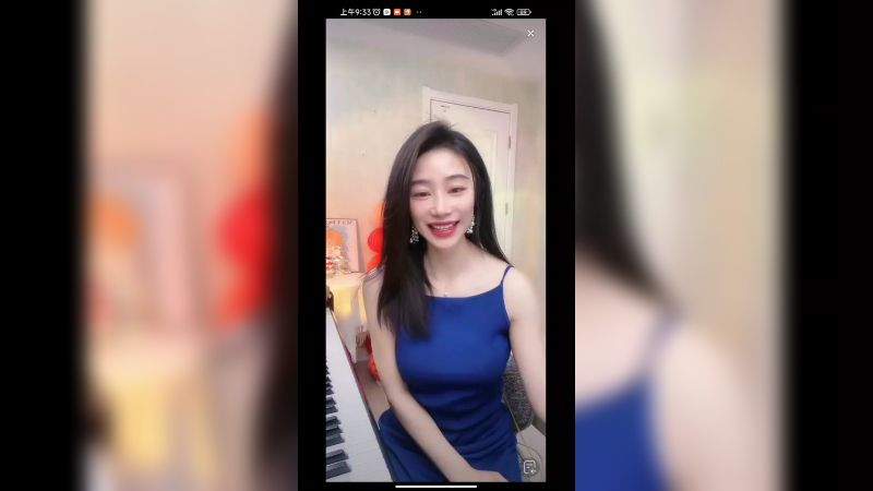 美女笑起来酒窝好明显，真好看