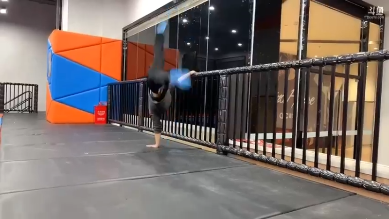 博哥和彪哥压腿劈叉，彪哥还是厉害啊