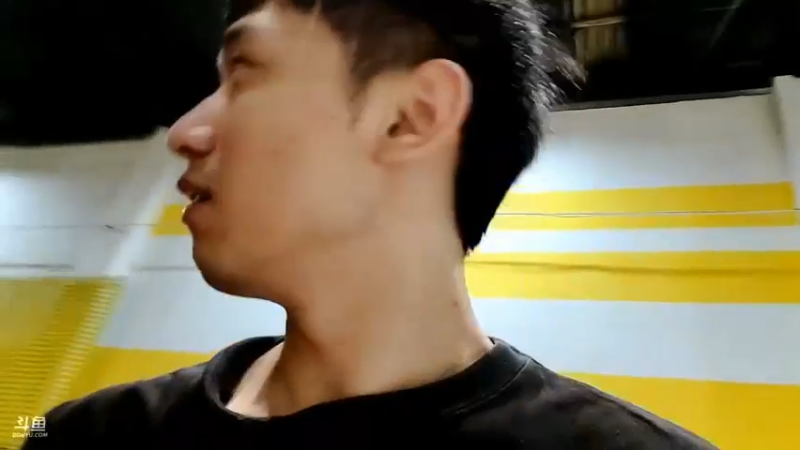 博哥看00后小伙子表演尖刀空翻，好爽啊