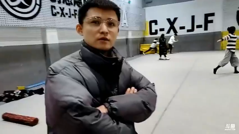 博哥和大学同学和艺考生练习动作，博哥的后空翻有内味了