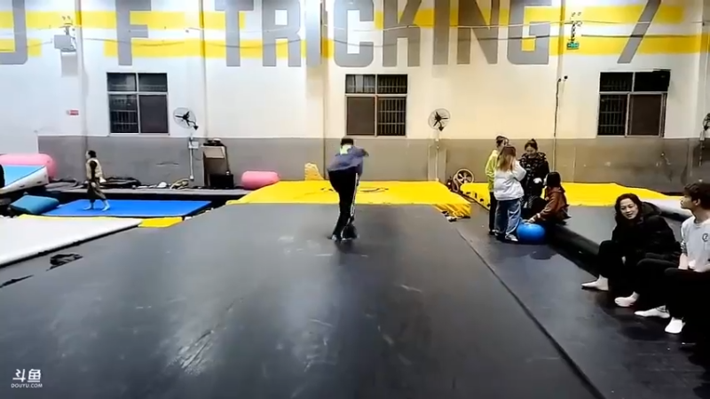 博哥看飚哥和美女搭讪，结果美女找不到了