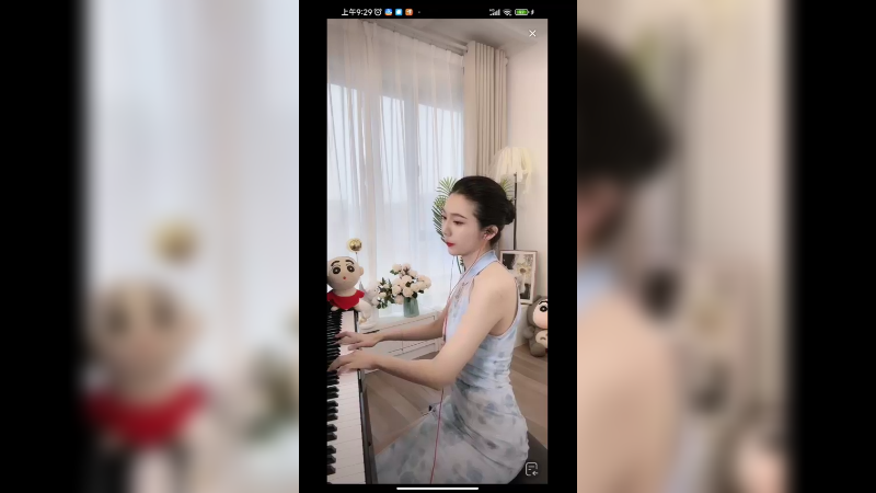 美女在家弹琴很好听，充满了感情啊