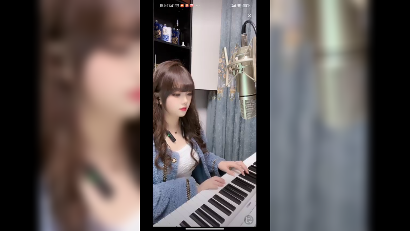 美女弹琴很好听，好认真的啊