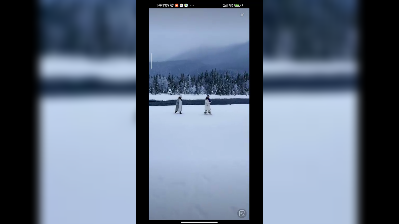 在新疆看雪景，小姐姐很喜欢拍照