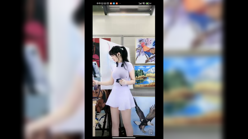 美女直播画画，这兔子画的好可爱