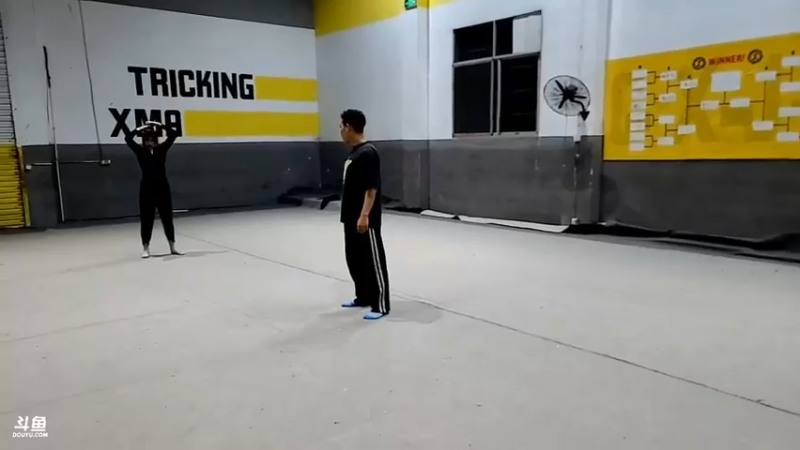 博哥看飚哥教女学生空翻，叫博哥把妹，好实在