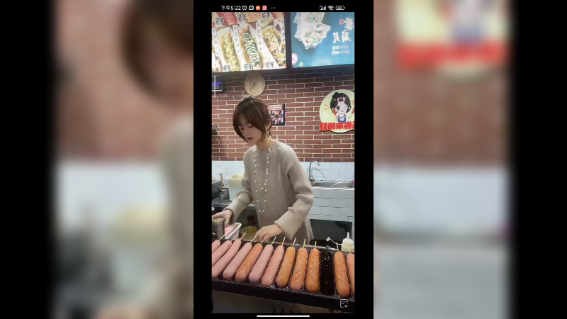 美女煎火腿肠，看起来好吃啊