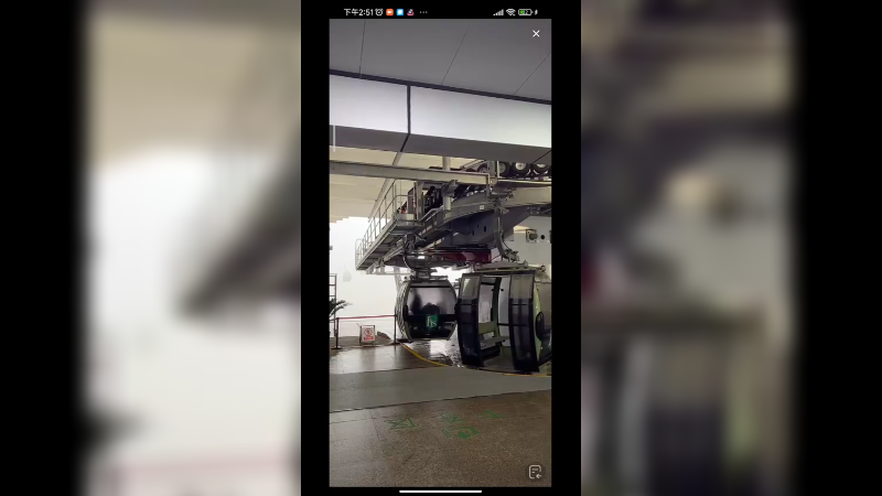 游客坐缆车到天门山终点