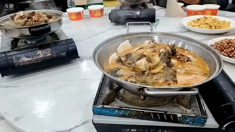肖哥和兄弟们今晚吃全鱼宴啊，鳜鱼黄辣丁武昌鱼鲶鱼