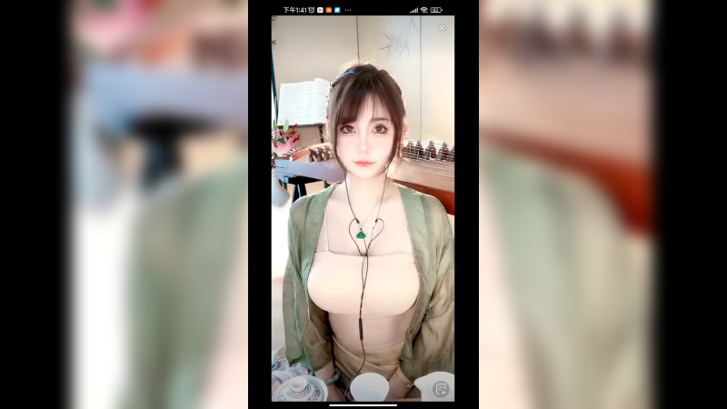 美女小姐姐今天打扮是翡翠绿风格啊