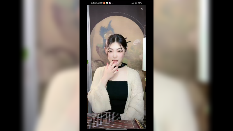 小姐姐弹古筝，笑起来真好看