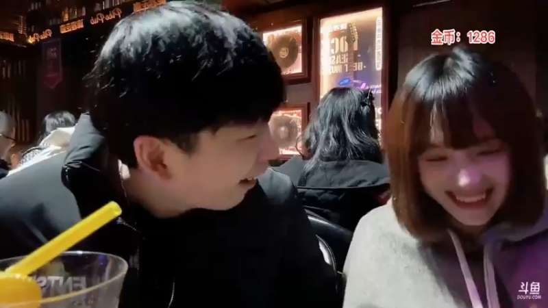 街头计划 小荔枝参加活动和男主播三三有说有笑有CP感