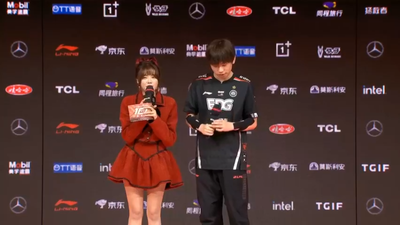 2023LPL春季赛 EDG获胜，女粉丝上台收礼物合影