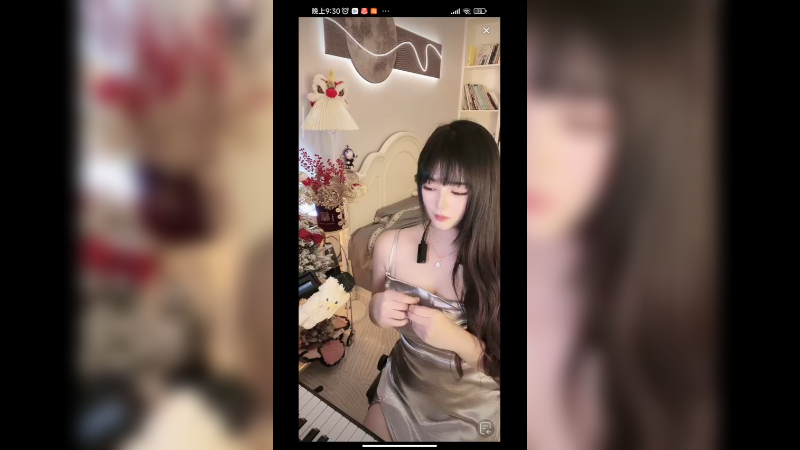 美女小姐姐弹琴累了和大家聊天，衣服好高级