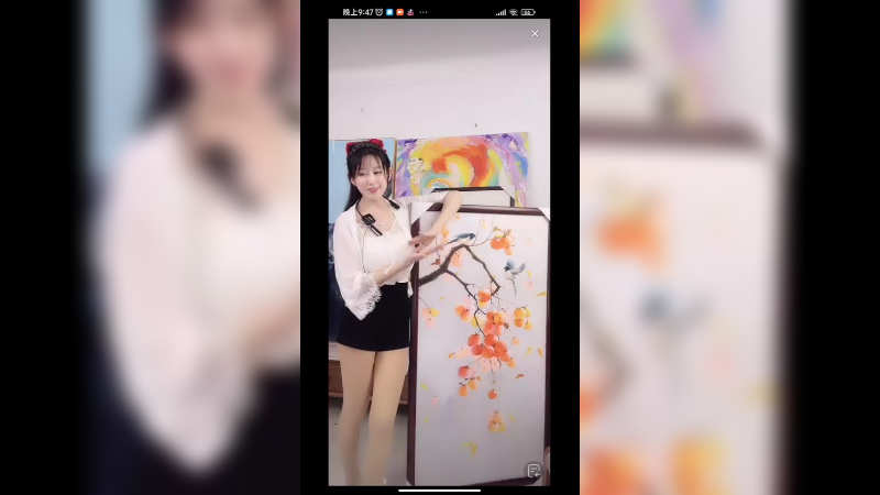 美女画了一幅花鸟画，粉丝买回去放办公室的