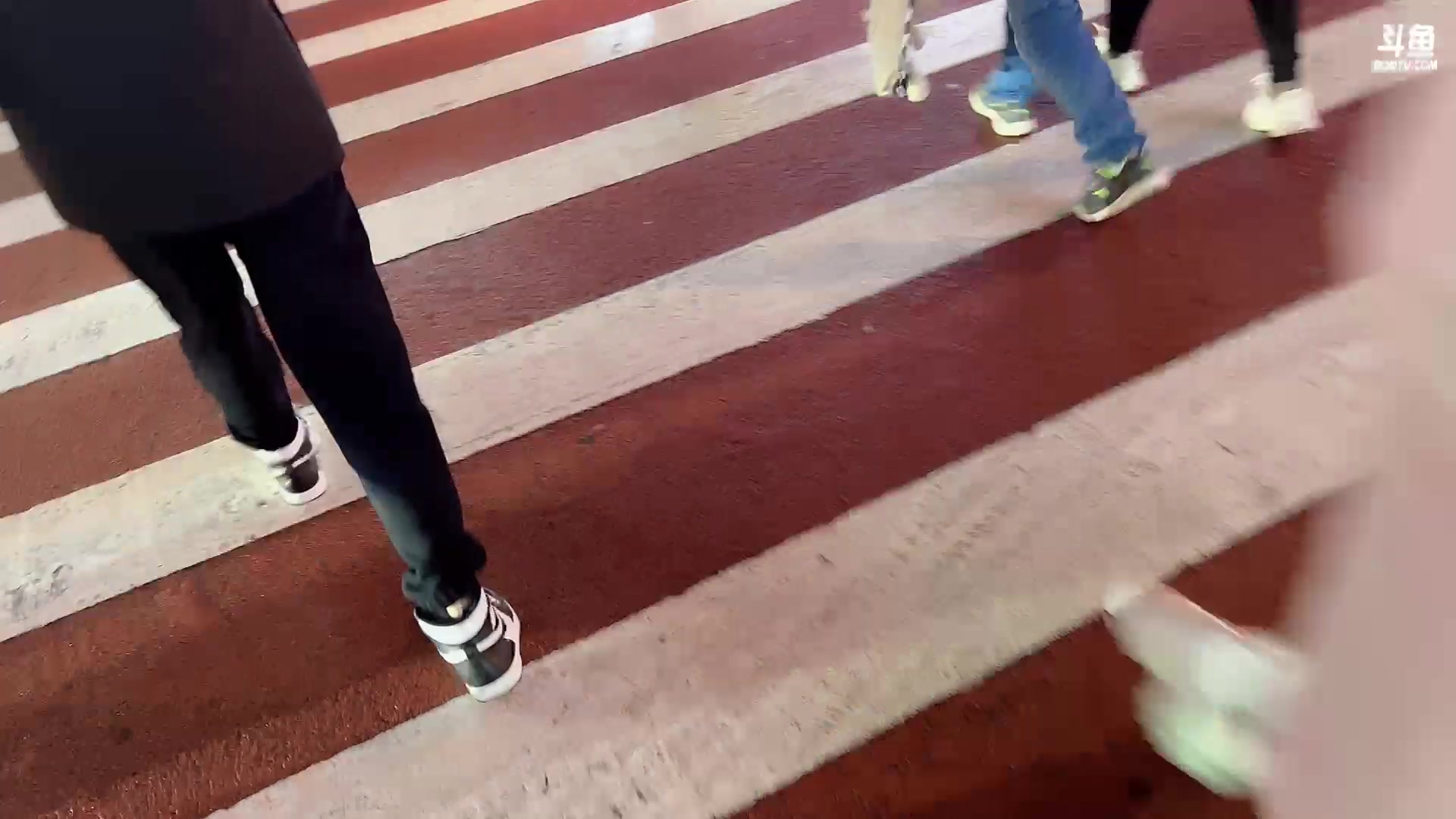 【2023-02-13 18点场】自小语：小黑屋团建 出门旅游了