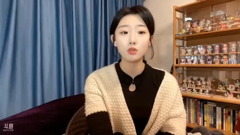 百百美女直播聊天，说自己租房不会砍价