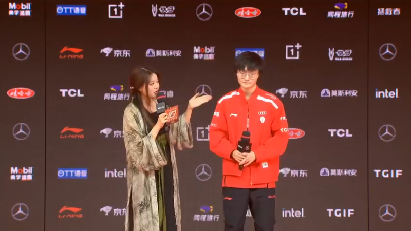 2023LPL春季赛滔博TES获胜，阿水肉鸡小天等人开始和粉丝合影