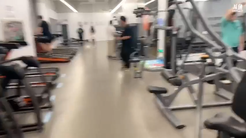 彪哥教美女健身，结果后来躺哥教大家健身了