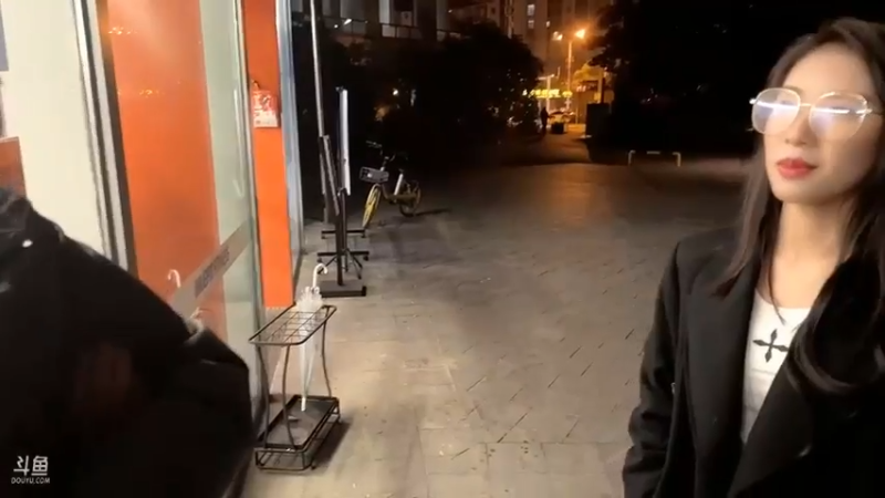 美女和躺哥聊天好搞笑，美女说不喜欢他