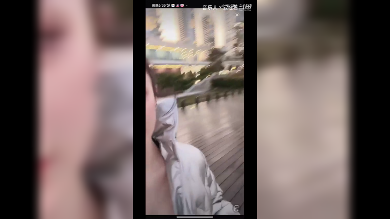 两个美女小姐姐在户外拍视频真好看