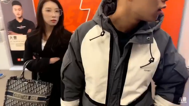 相亲节目，博哥让美女和彪哥坐下来，彪哥主动去买水