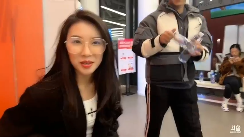 博哥介绍的美女，美女却说喜欢别人