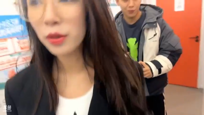 美女在等别人，彪哥不知道干什么了