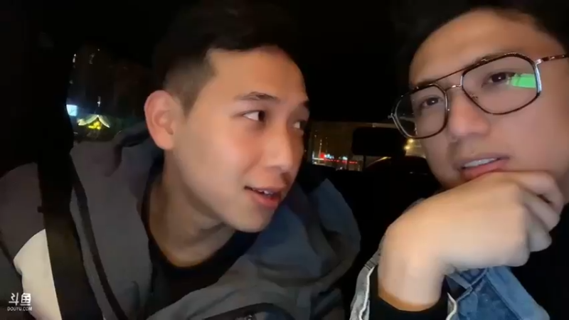 博哥给大学同学彪哥介绍美女，彪哥有点紧张啊