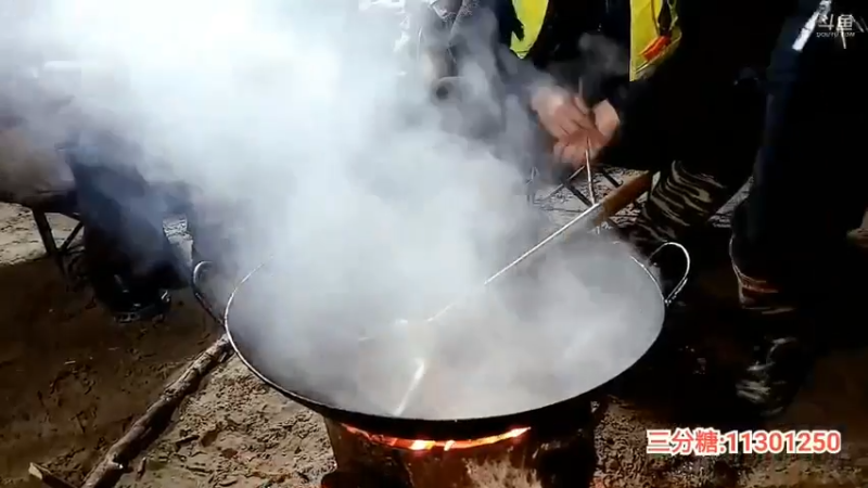 肖哥和美女兄弟们吃晚饭，腊肉看起来好吃啊