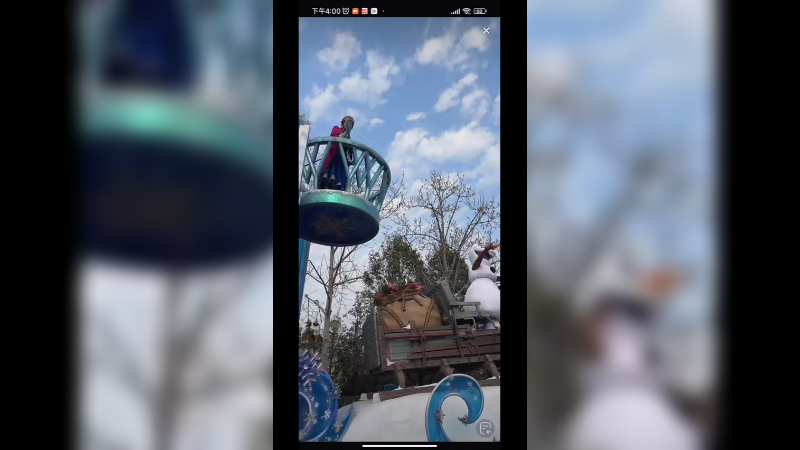 在上海迪士尼乐园看表演，动画片里的人物扮演者好可爱