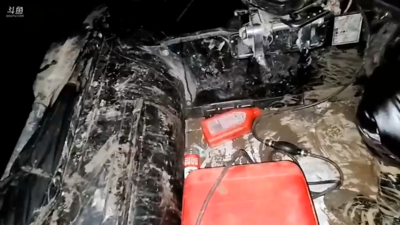 肖哥晚上开摩托艇，结果发动机很难拉起来