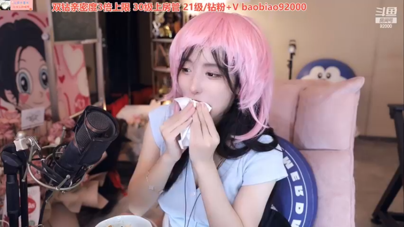 呆妹儿今天非主流打扮好搞笑，表演浮夸，演技炸裂啊