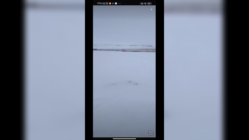 新疆赛里木湖还是雪很大，这里捕鱼有点冷