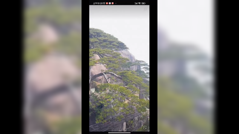 黄山大雾，很多游客络绎不绝的来欣赏