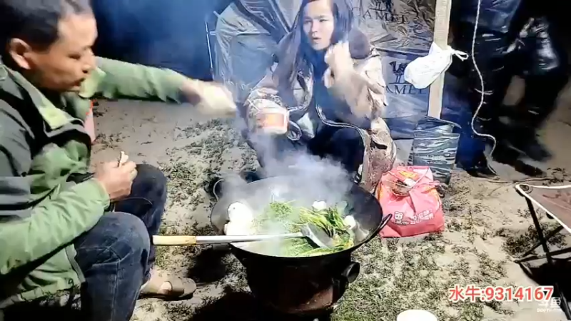 晚上10点肖哥和大家吃晚饭，这鱼肉火锅真不错