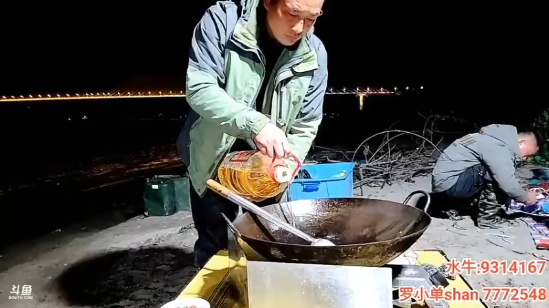 肖哥和大家围着看做鱼吃，真是快乐啊