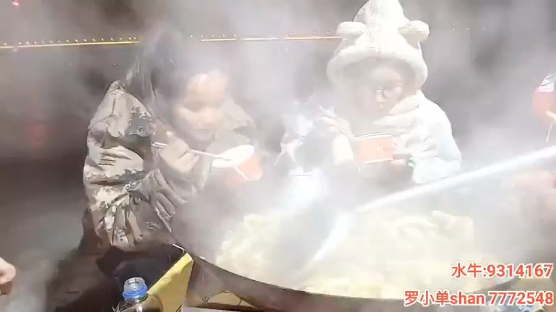 肖哥和大家吃鸡肉火锅，大家说这配菜真好啊