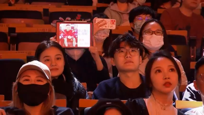 2023LPL春季赛 女粉丝上台给灯唱歌，社牛啊