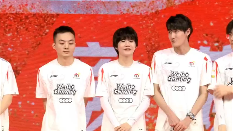 2023LPL春季赛 女粉丝上台对shy说我朋友喜欢你，然后拿照片合影