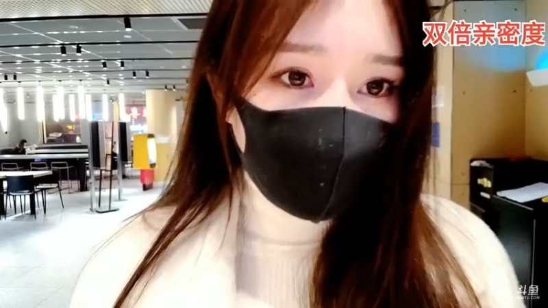 美女想表演喝咖啡，结果发现太烫了