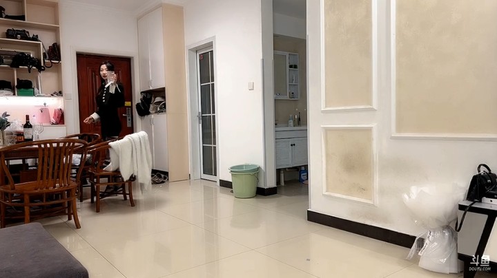 博哥看彪哥和美女回家聊天