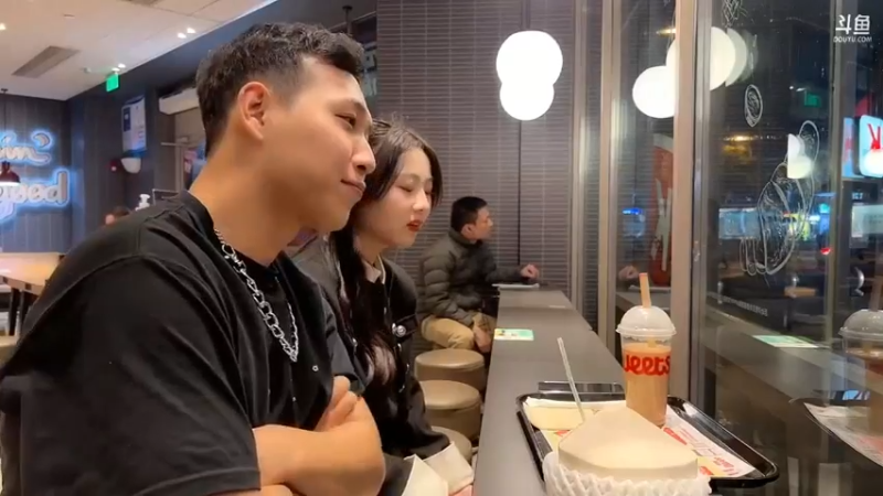 博哥和美女聊天开始了