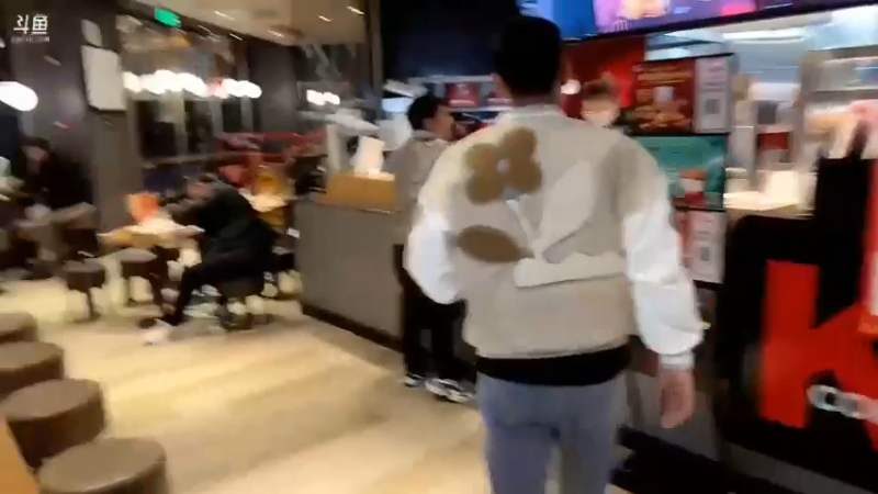 博哥请了一个美女来演戏，彪哥不知道