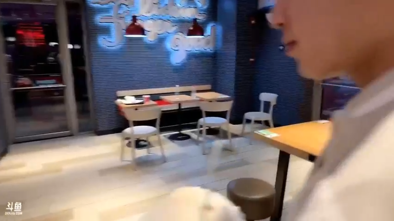 博哥让彪哥和美女聊天，彪哥不敢说