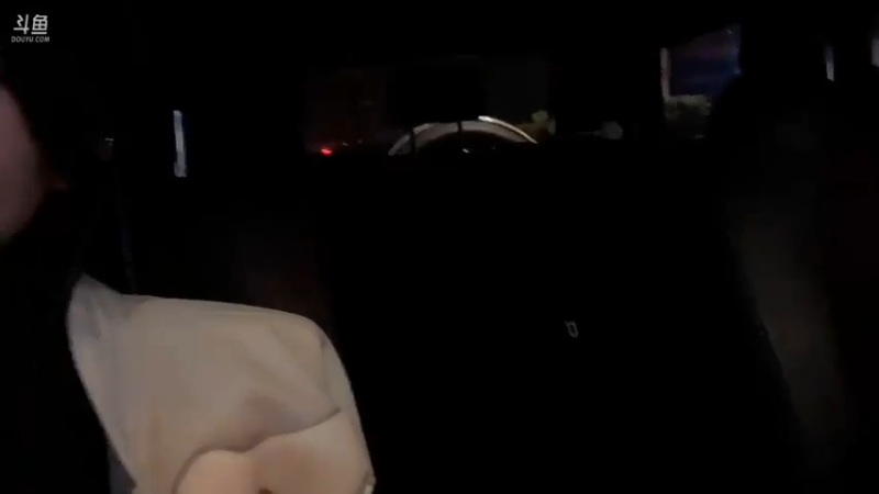 博哥看着彪哥和美女在车上恩爱聊天好搞笑啊