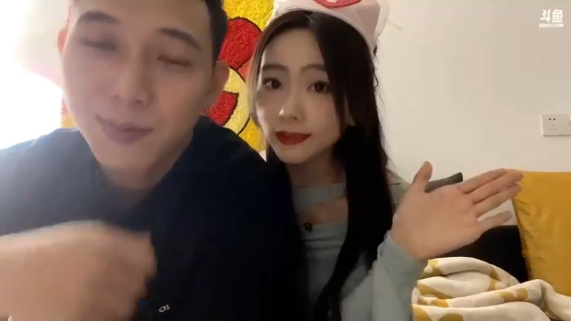 彪哥和美女聊天，博哥回来了